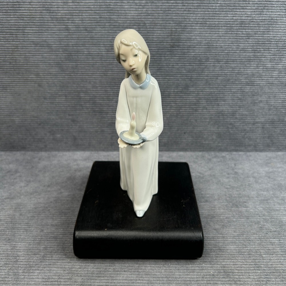 Lladro 5129 Guiding Path Girl with Candle Porcelain Figurine Made in Spain 8"